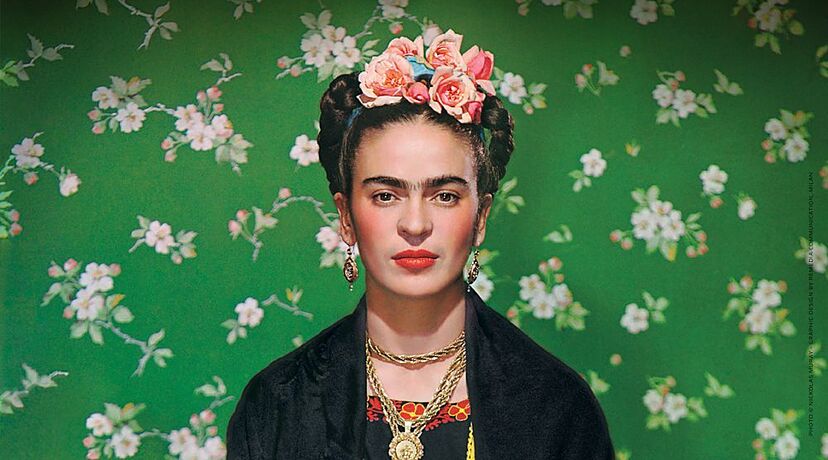 Frida Kahlo y Calderon foto a colori con sfondo floreale